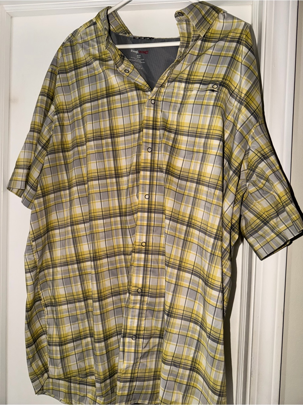 Men’s Swiss Tech Yellow and Gray Plaid Short-Sleeve Button-Down Shirt